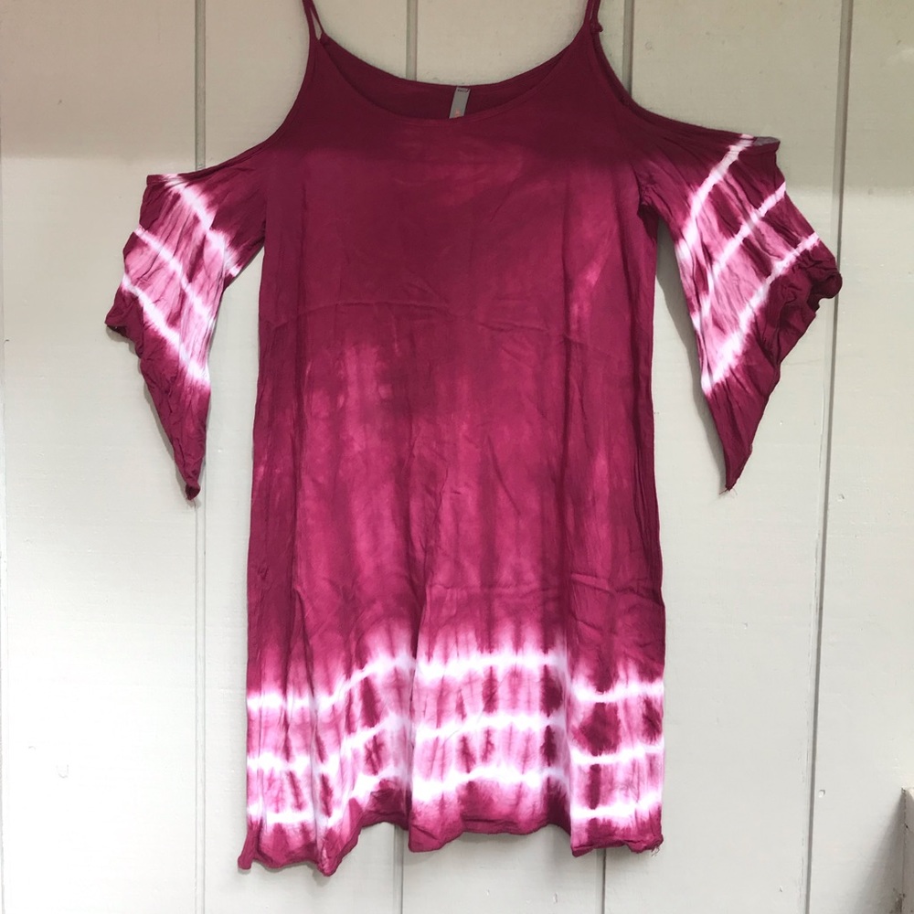 Maroon, tie-dye, open shoulder sleeved dress.